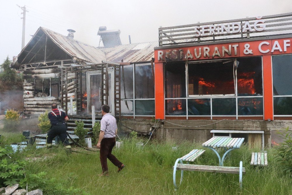 İftar saatini bekleyen restoran yanarak küle döndü