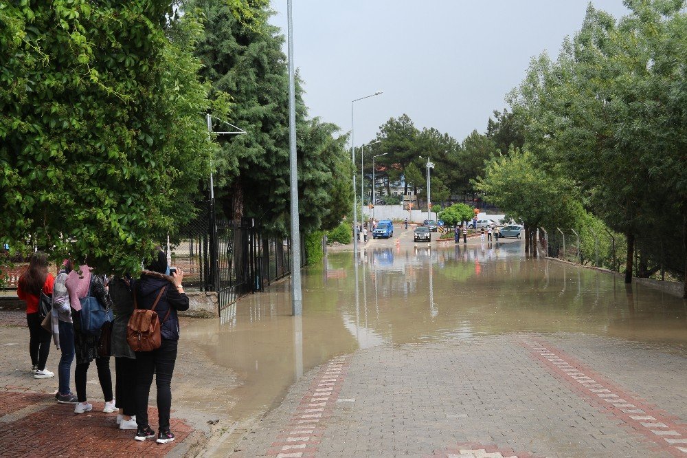 Manisa’daki sağanak yağışta bazı cadde ve sokaklar dereye döndü