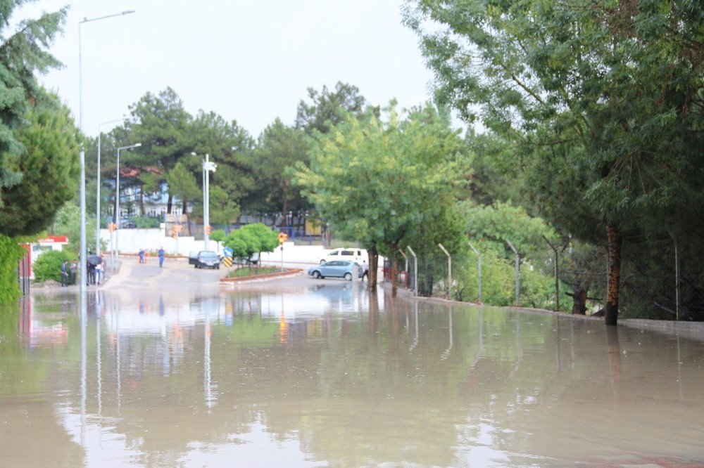 Manisa’daki sağanak yağışta bazı cadde ve sokaklar dereye döndü