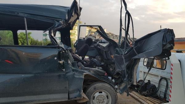 Minibüs TIR'a arkadan çarptı: 2 yaralı