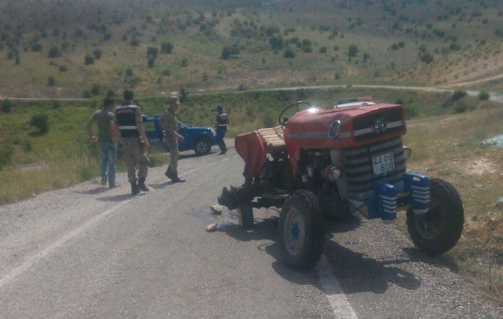 Devrilen traktörün altında kalan sürücü yaralandı