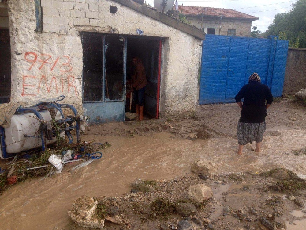Yenifakılı’da şiddetli yağmur 15 ev ve ekili alanlara zarar verdi