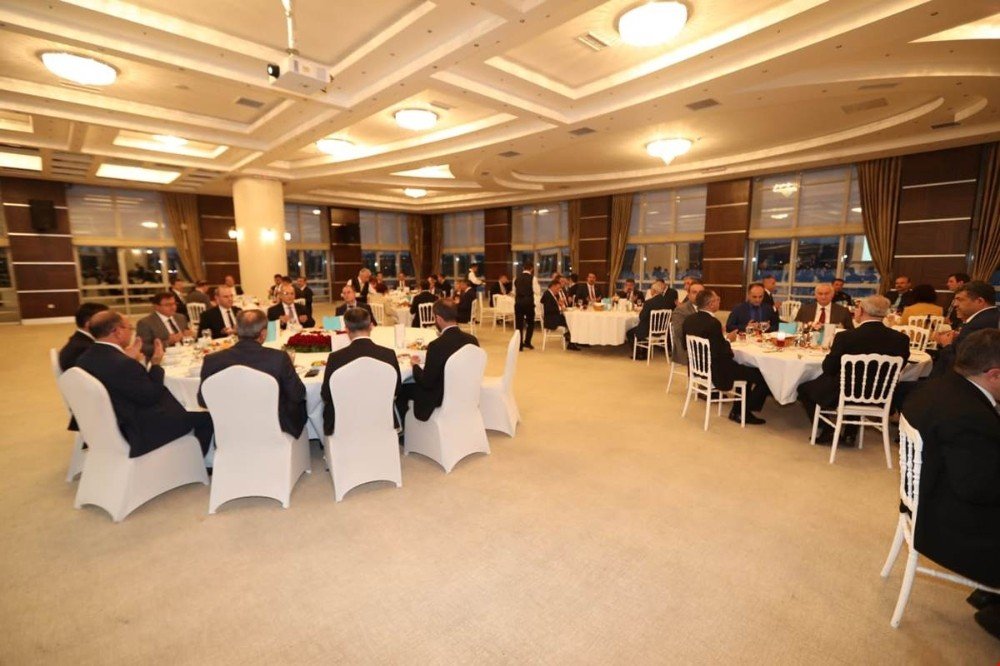 Ankara Valisi Topaca, bölge ve il müdürleriyle iftarda buluştu