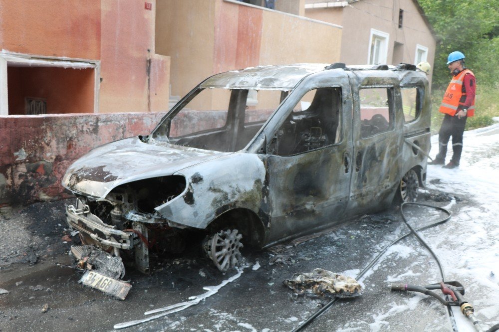 Ümraniye’de otomobil alev alev yandı; mahallede büyük panik yaşandı