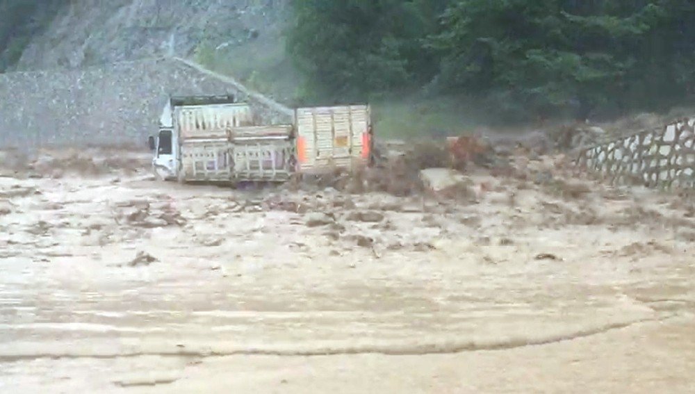 Bursa’da sel suları kamyonu devirdi