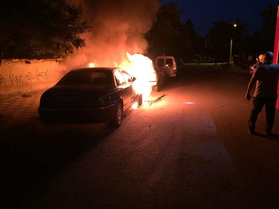 Elazığ’da park halindeki otomobil yandı