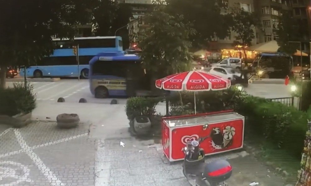 İstanbul’da feci motosiklet kazası kamerada