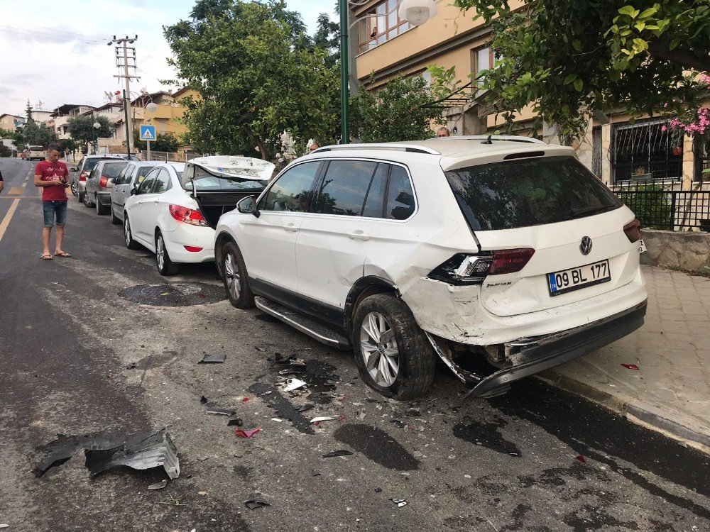 Direksiyon hakimiyetini kaybeden sürücü park halindeki araçlara çarptı