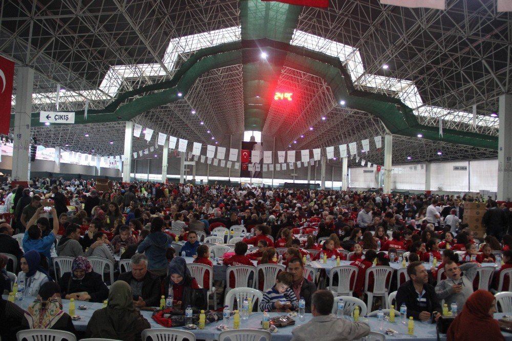 Kale ailesinden 18 bin kişilik iftar yemeği