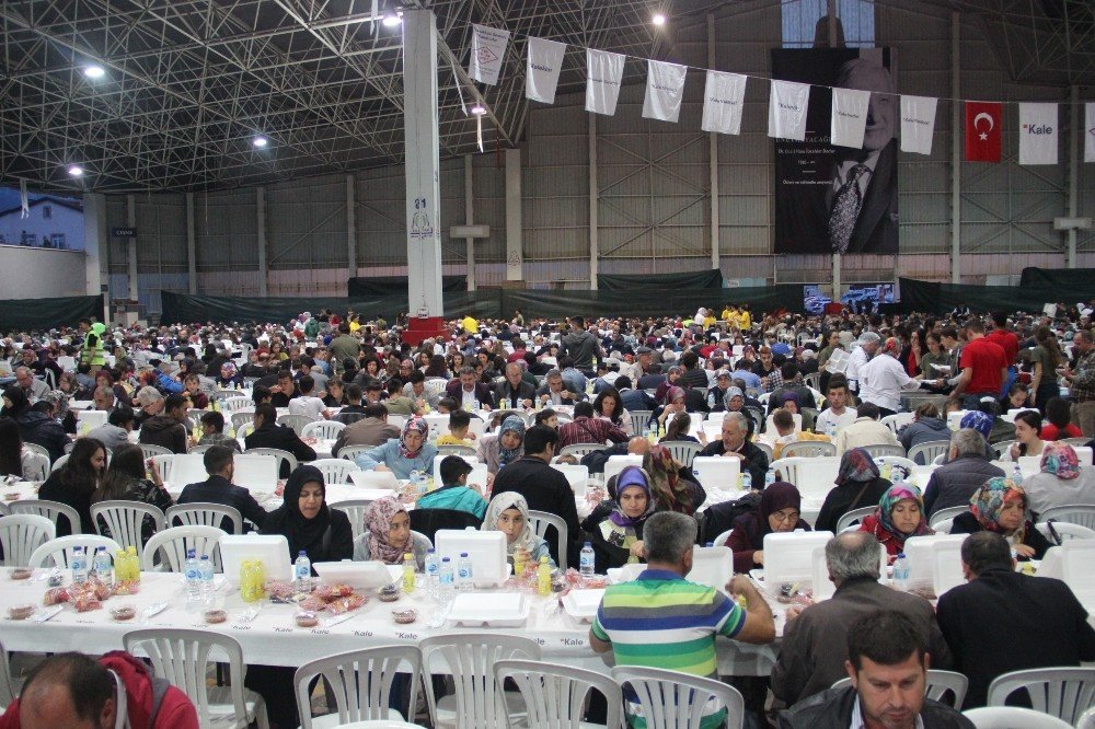 Kale ailesinden 18 bin kişilik iftar yemeği