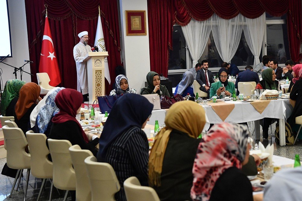 Diyanet İşleri Başkanı Erbaş, kadın STK temsilcileriyle iftarda bir araya geldi