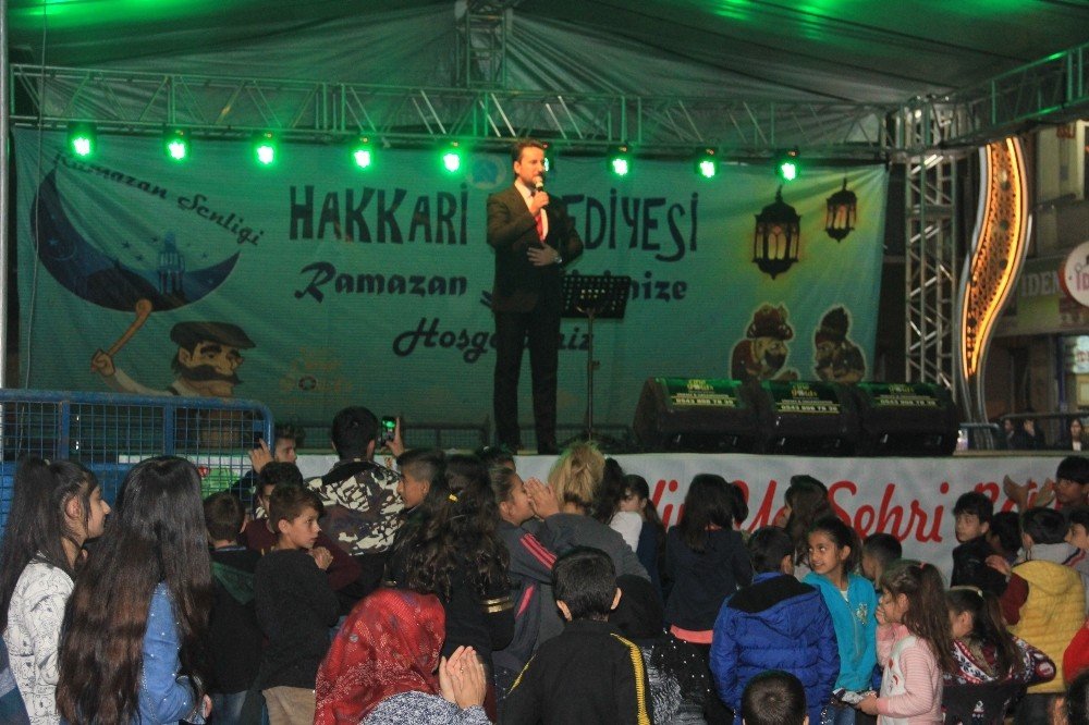 Yazar ve şiir youmcusu Kasım Alper Özdemir Hakkari’de sahne aldı