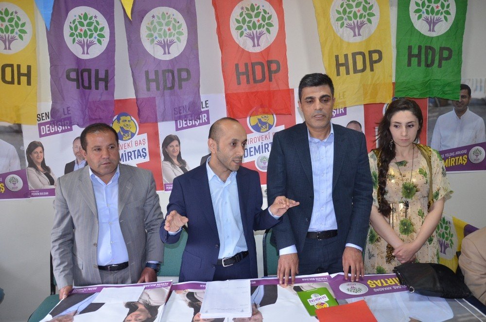 HDP Hakkari adayları Yüksekova’da seçim bürosunu ziyaret etti