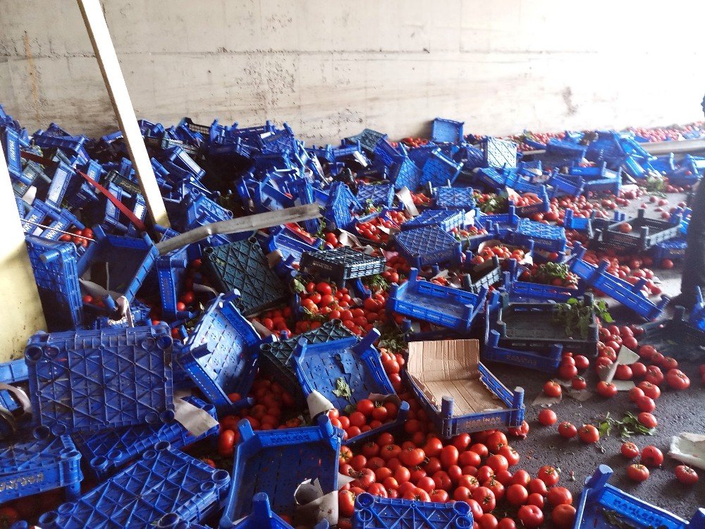 Bayrampaşa’da domates yüklü kamyon devrildi