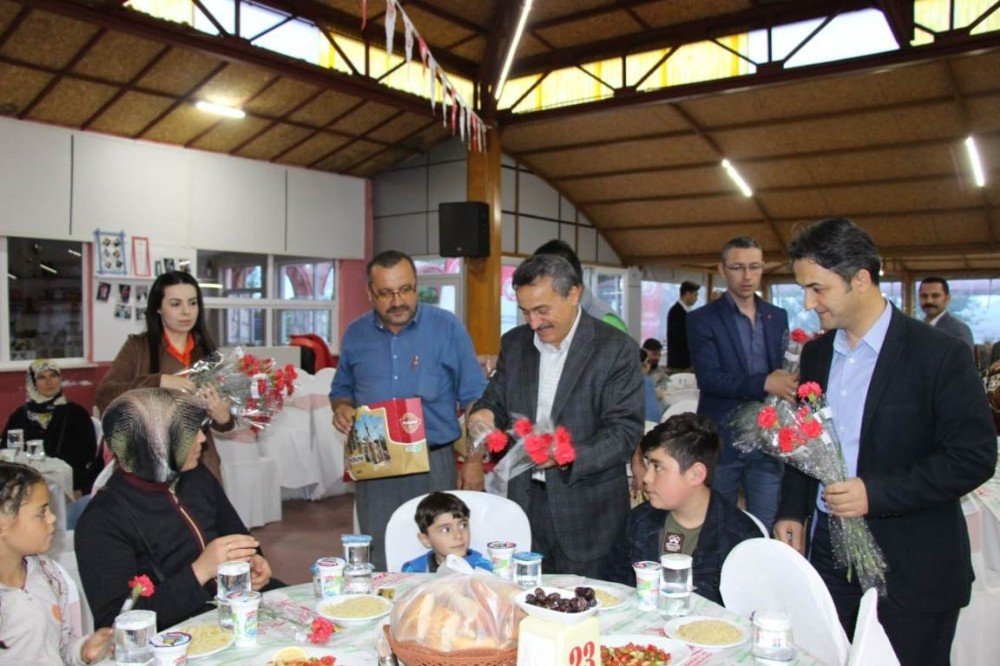 Başkan Tutal, yetim ve öksüzlerle iftar yemeğinde buluştu