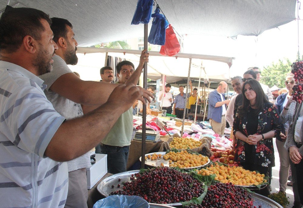 Bakan Sarıeroğlu çocukluğunun pazarında vatandaşlardan oy istedi