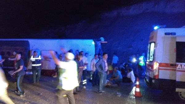 Yolcu otobüsü devrildi: 3 ölü, 20 yaralı