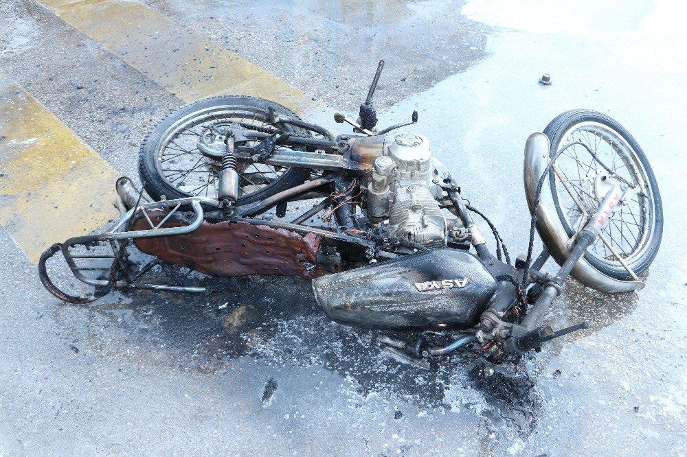 Trafiğe sinirlenip motosikletini ateşe verdi