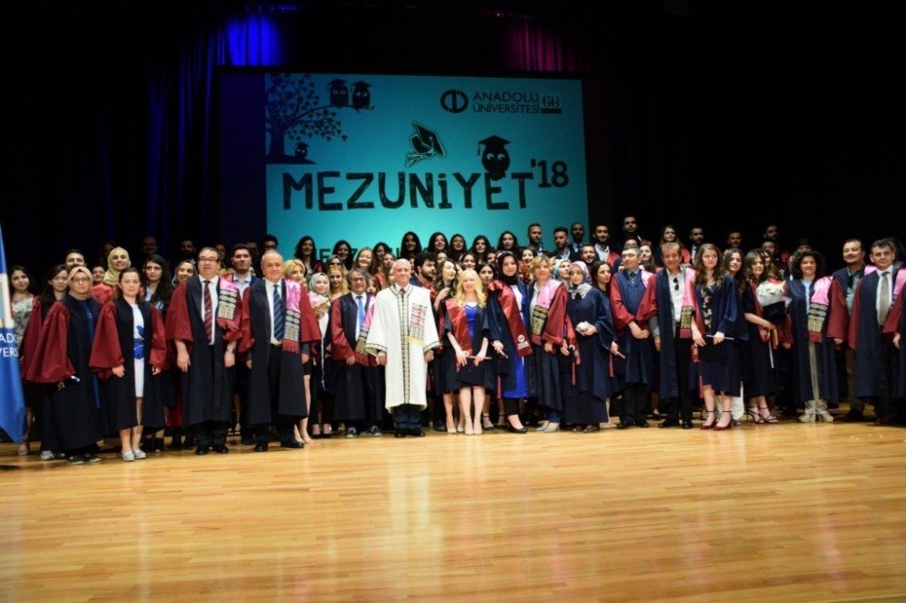 Anadolu Üniversitesi Eczacılık Fakültesi’nde mezuniyet sevinci
