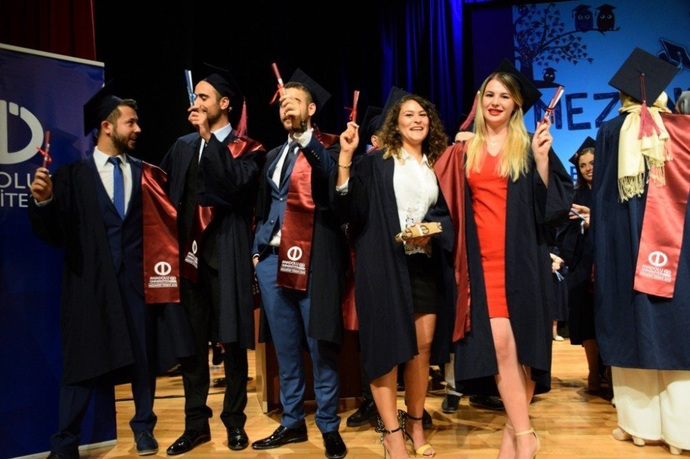 Anadolu Üniversitesi Eczacılık Fakültesi’nde mezuniyet sevinci