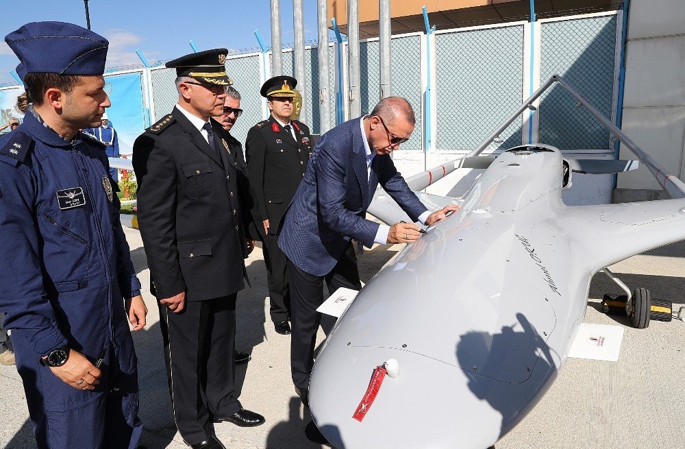 Cumhurbaşkanı Erdoğan, insansız hava aracına tarih ve imza attı