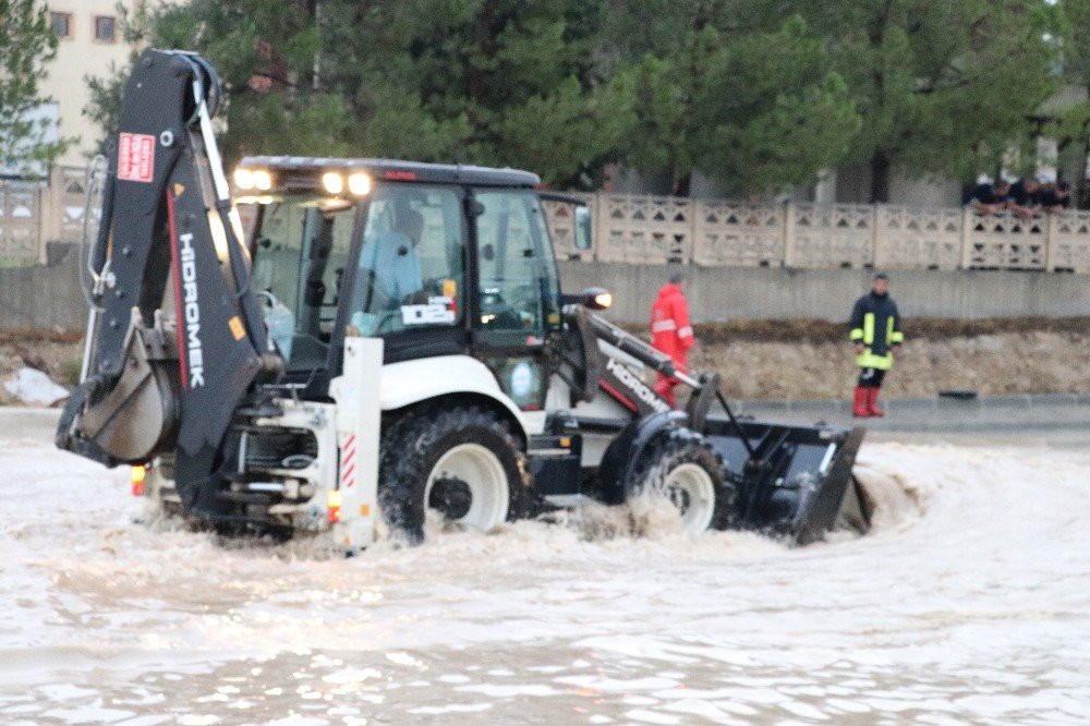 Denizli-Afyonkarahisar karayolu sel nedeniyle 1,5 saat ulaşıma kapandı