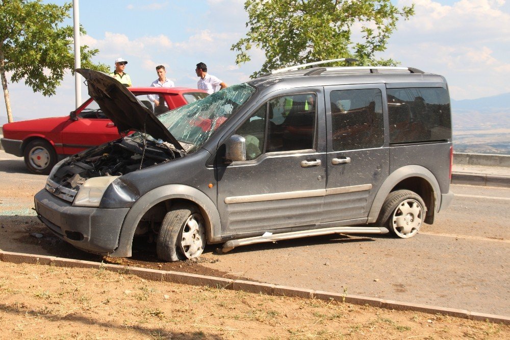 Elazığ’da iki ayrı kaza:4 yaralı