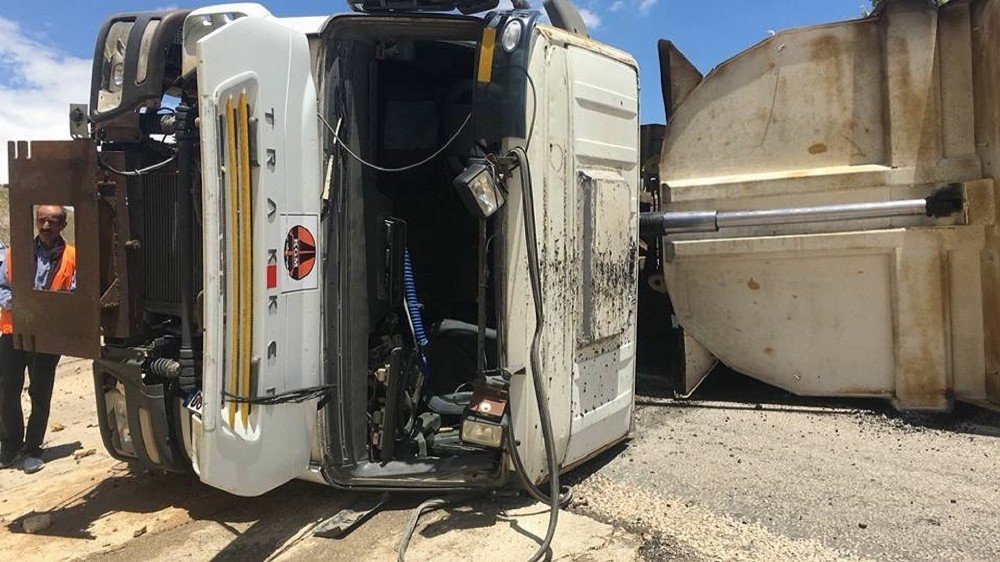 Asfalt yüklü kamyon devrildi: 1 yaralı