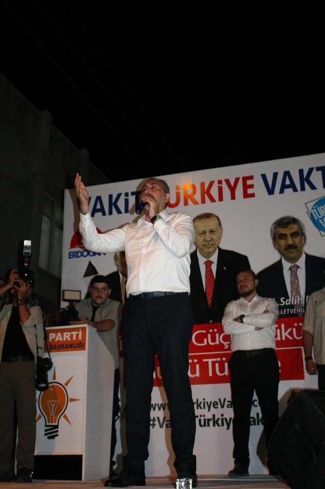 Adalet Bakanı Gül: “Apoletini sökmek istediğin Mehmetçiğimiz gidiyor Kandil’e sıkıysa gel apoletini sök”