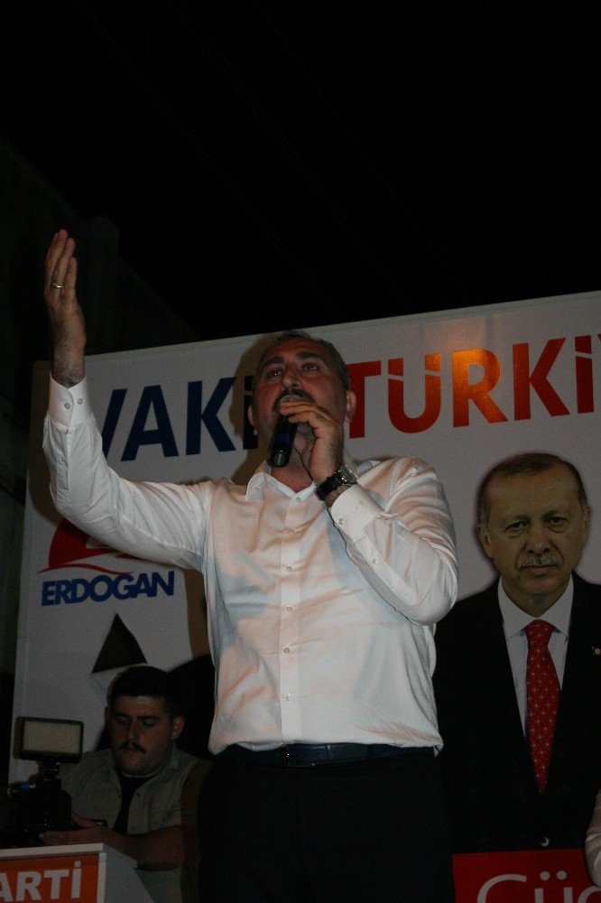 Adalet Bakanı Gül: “Apoletini sökmek istediğin Mehmetçiğimiz gidiyor Kandil’e sıkıysa gel apoletini sök”