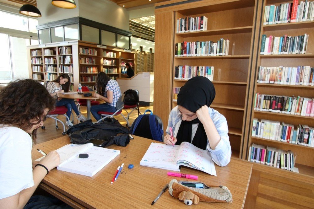 Büyükşehir Halk Kütüphanesi, gençlerin tercihi oldu