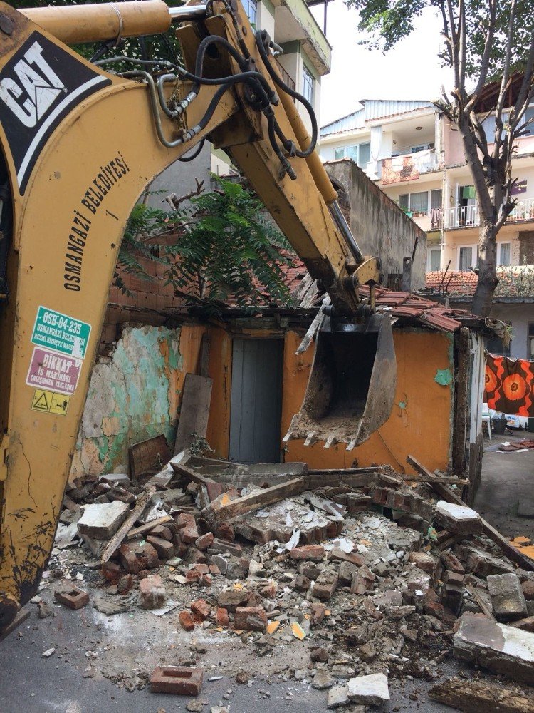 Osmangazi’de metruk binalar yıkılıyor