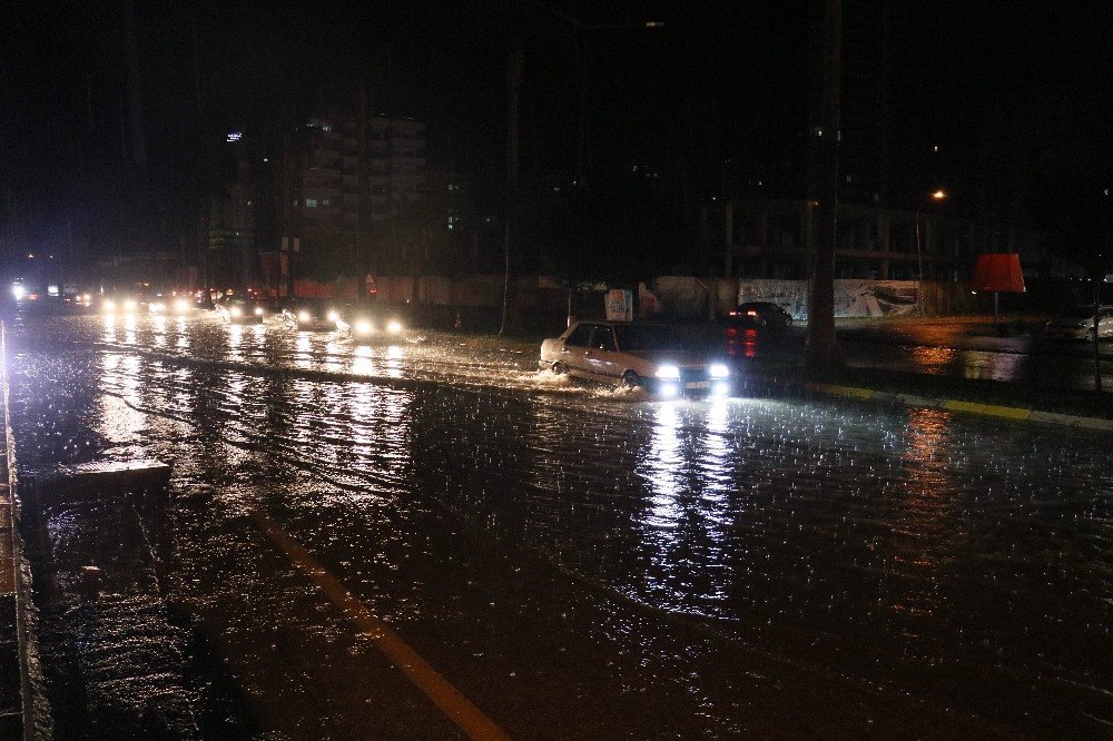 Adana’da sağanak yağışa teslim oldu
