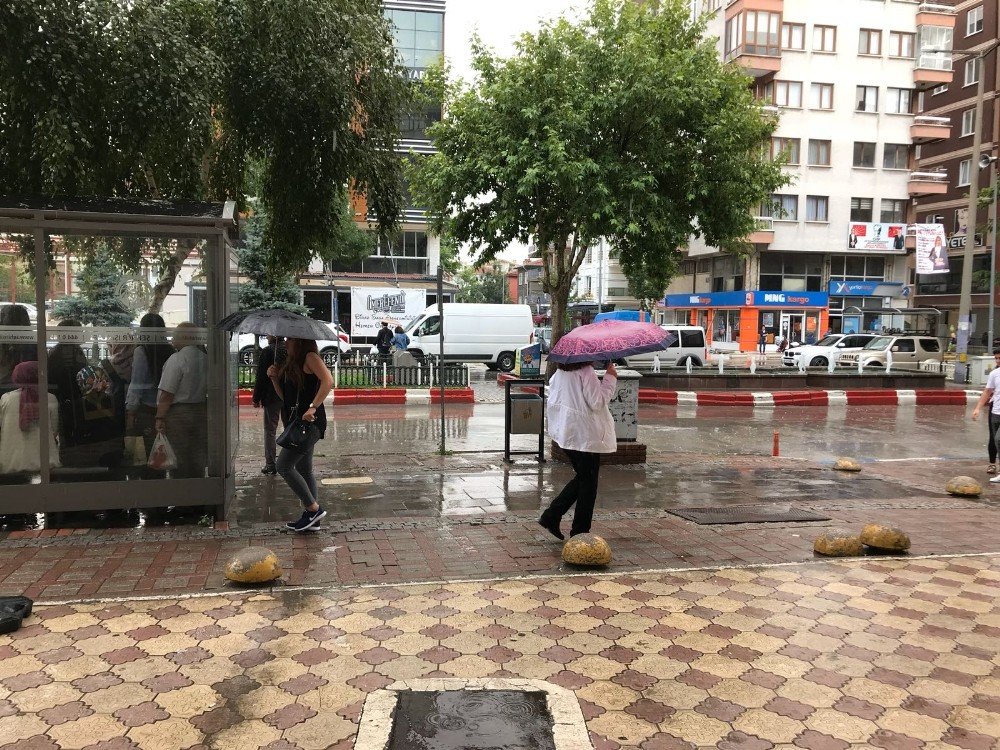 Afyonkarahisar’da vatandaşlar sağanak yağışa hazırlıksız yakalandı