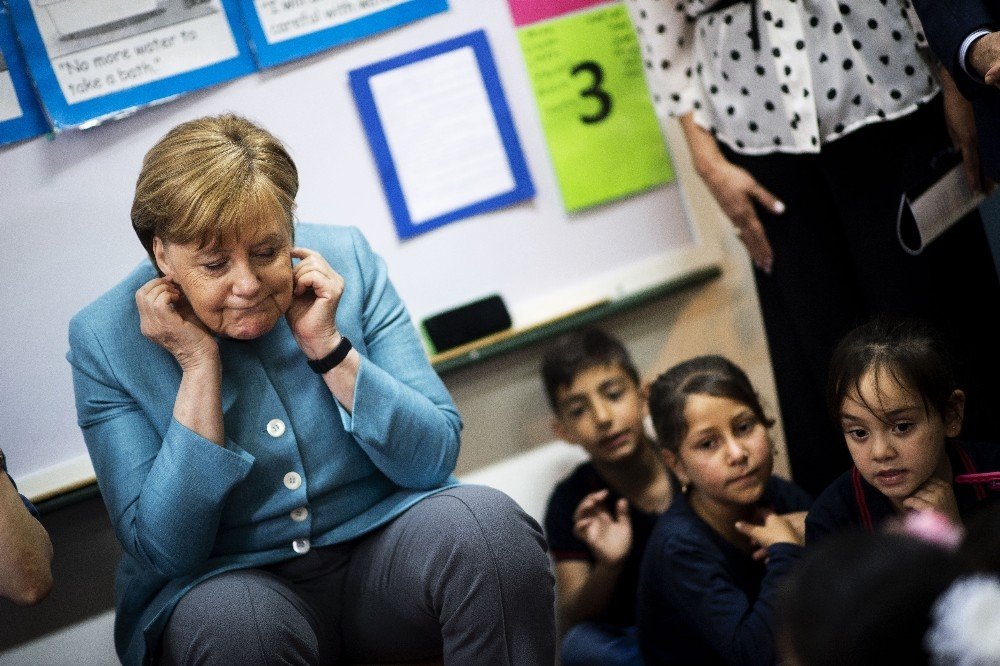Merkel, Beyrut’ta Suriyeli çocuklarla