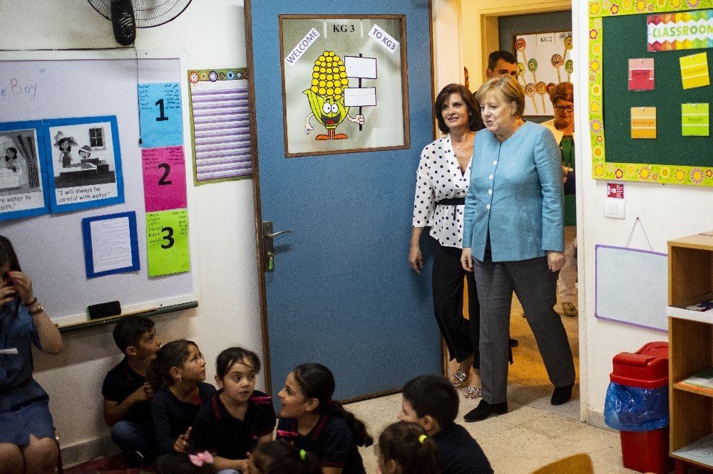Merkel, Beyrut’ta Suriyeli çocuklarla