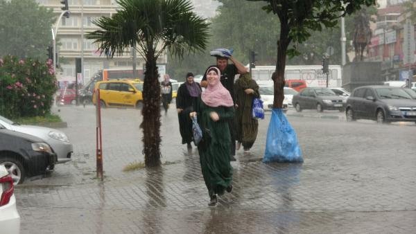 Bursa'da sağanak vatandaşları zor durumda bıraktı