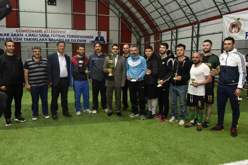 Gümüşhane’de kurumlararası halı saha turnuvasının şampiyonu Belediye oldu