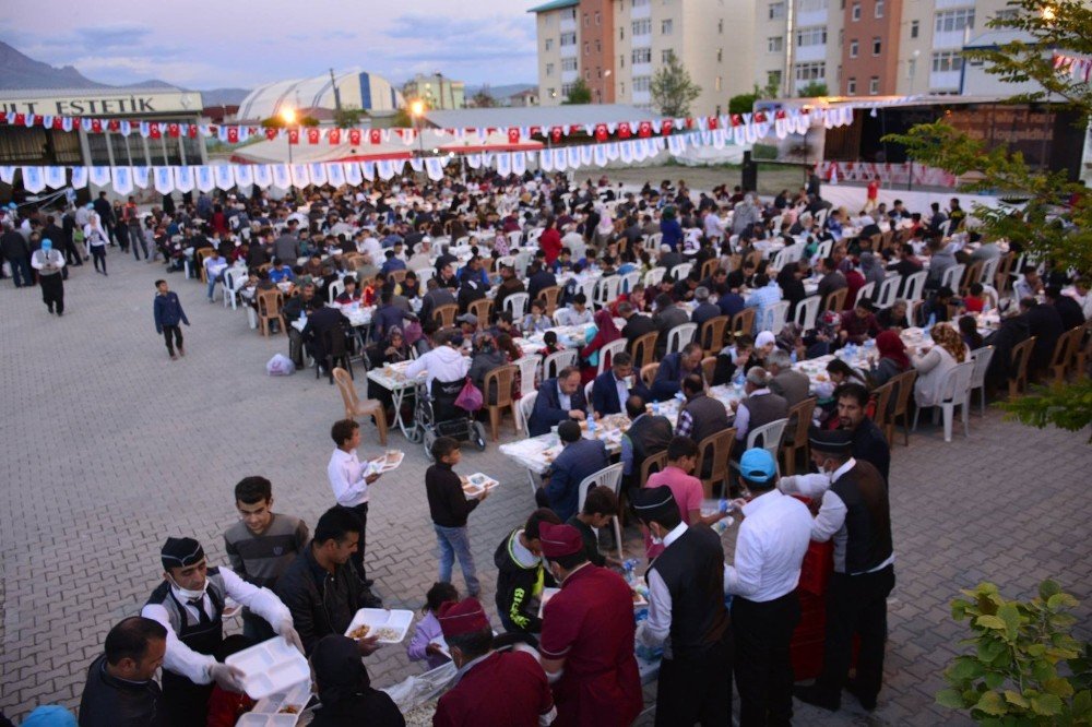 Tuşba Belediyesinin ‘Kardeşlik Sofrası’ 100 bin kişiyi ağırladı