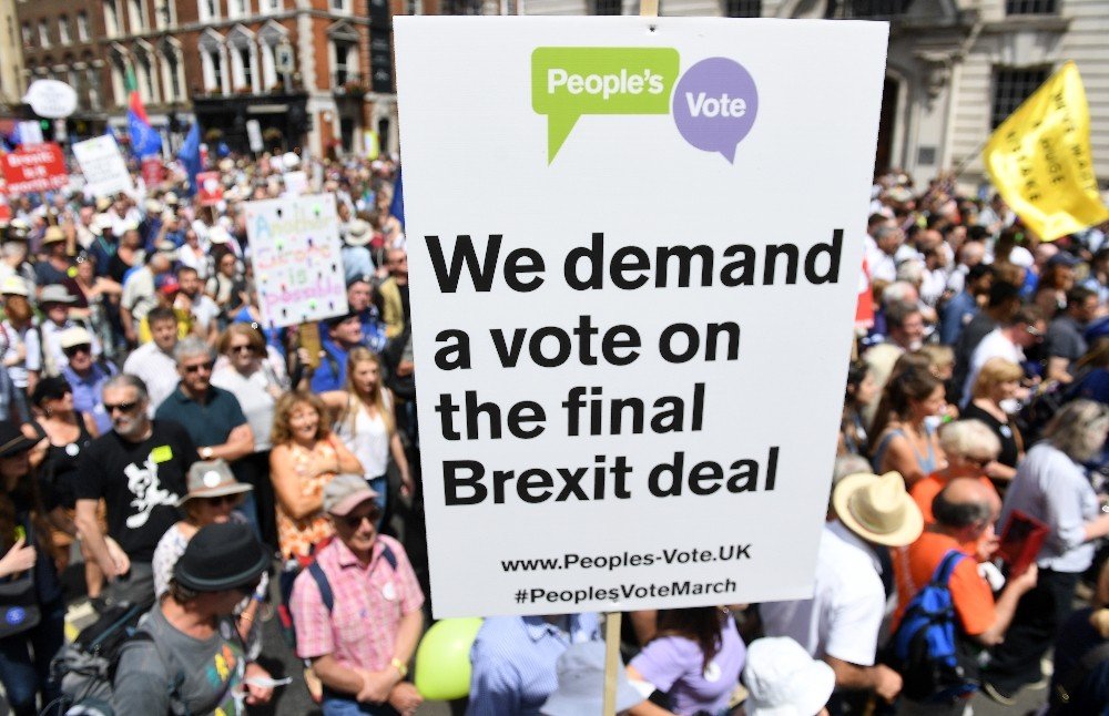 Brexit karşıtı binlerce kişi sokağa döküldü