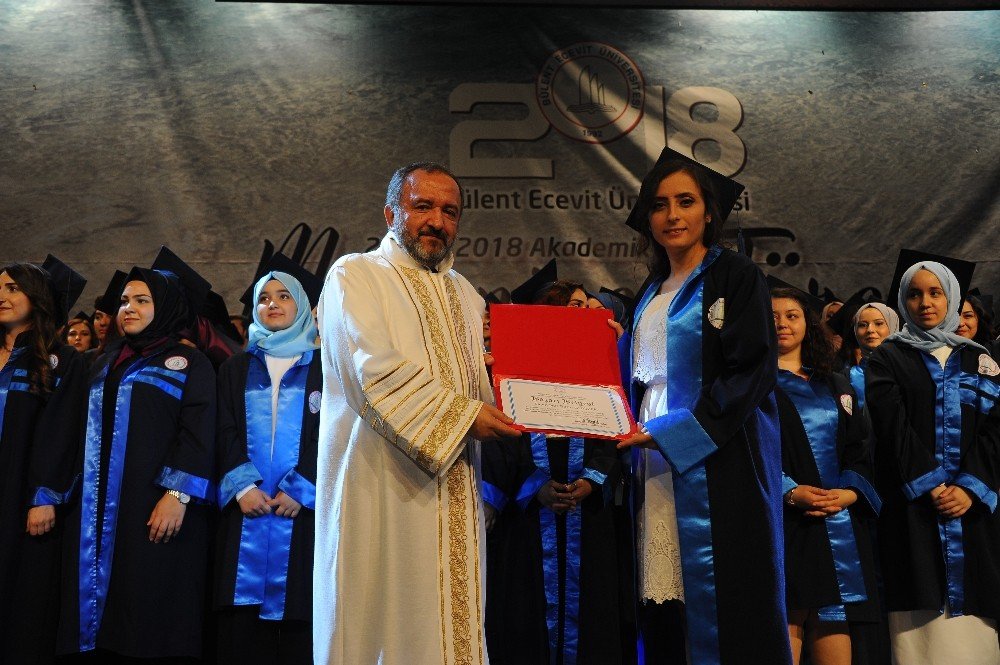 Ahmet Erdoğan Sağlık Hizmetleri MYO’da mezuniyet coşkusu