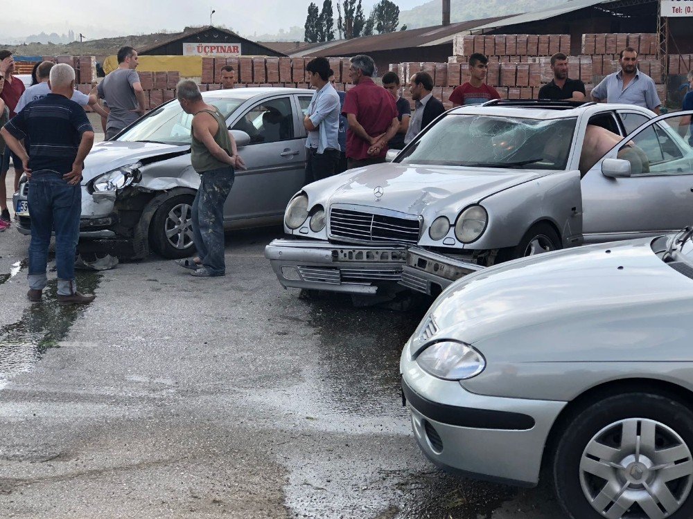 Tosya’da iki otomobil kafa kafaya çarpıştı