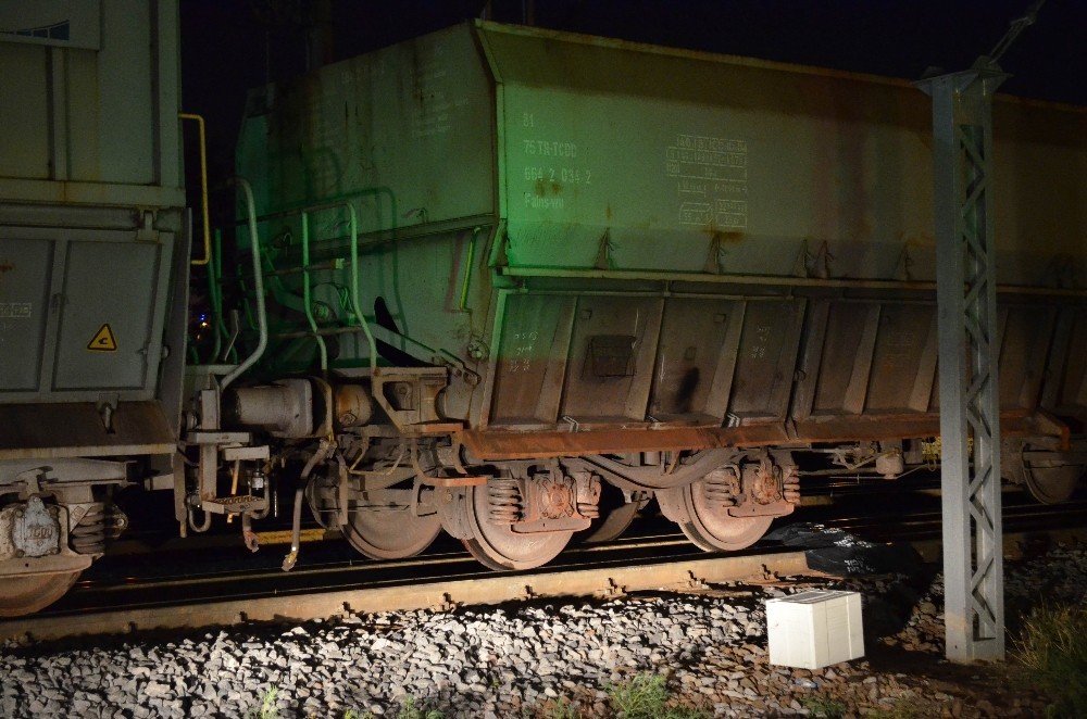 Manevra yapan tren işçilere çarptı: 1 ölü, 1 yaralı