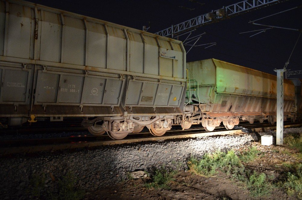 Manevra yapan tren işçilere çarptı: 1 ölü, 1 yaralı