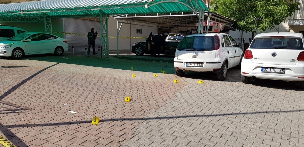Antalya’da park halindeki lüks otomobile silahlı saldırı