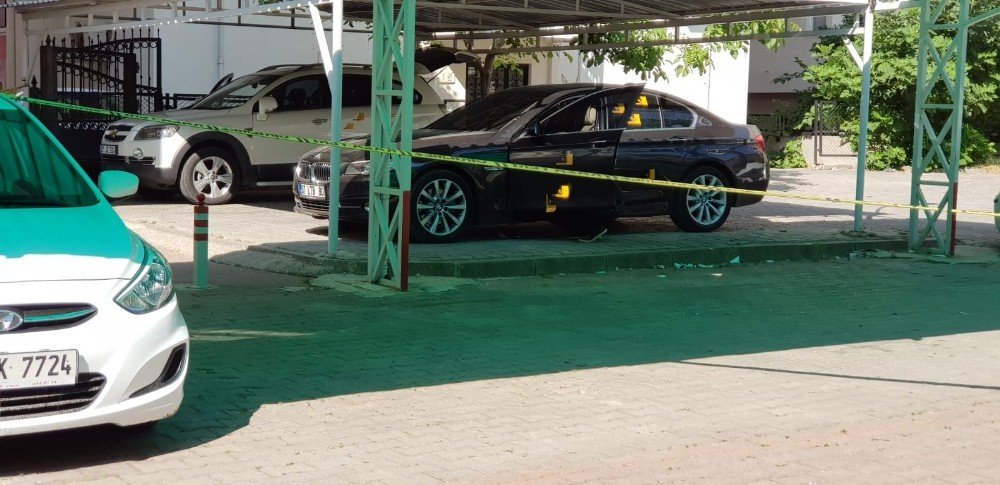 Antalya’da park halindeki lüks otomobile silahlı saldırı