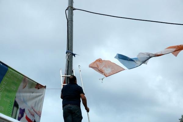 Partilerin bayrak ve afişleri toplanmaya başladı