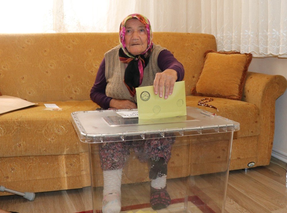 Yaşlı ve hasta vatandaşlar seyyar sandıklarda oy kullandı