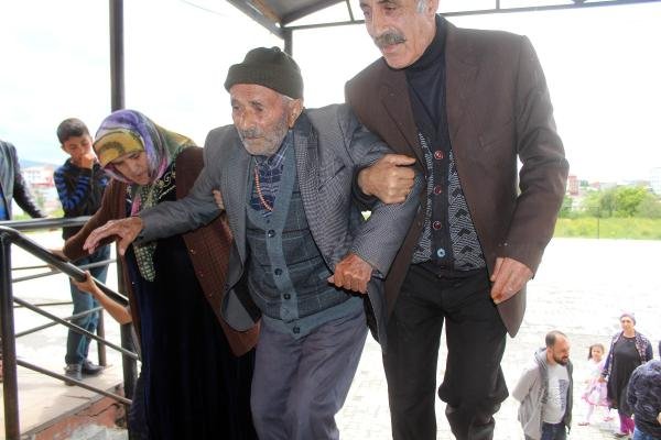 99 yaşındaki Ahmet Dede, sandığa gitti