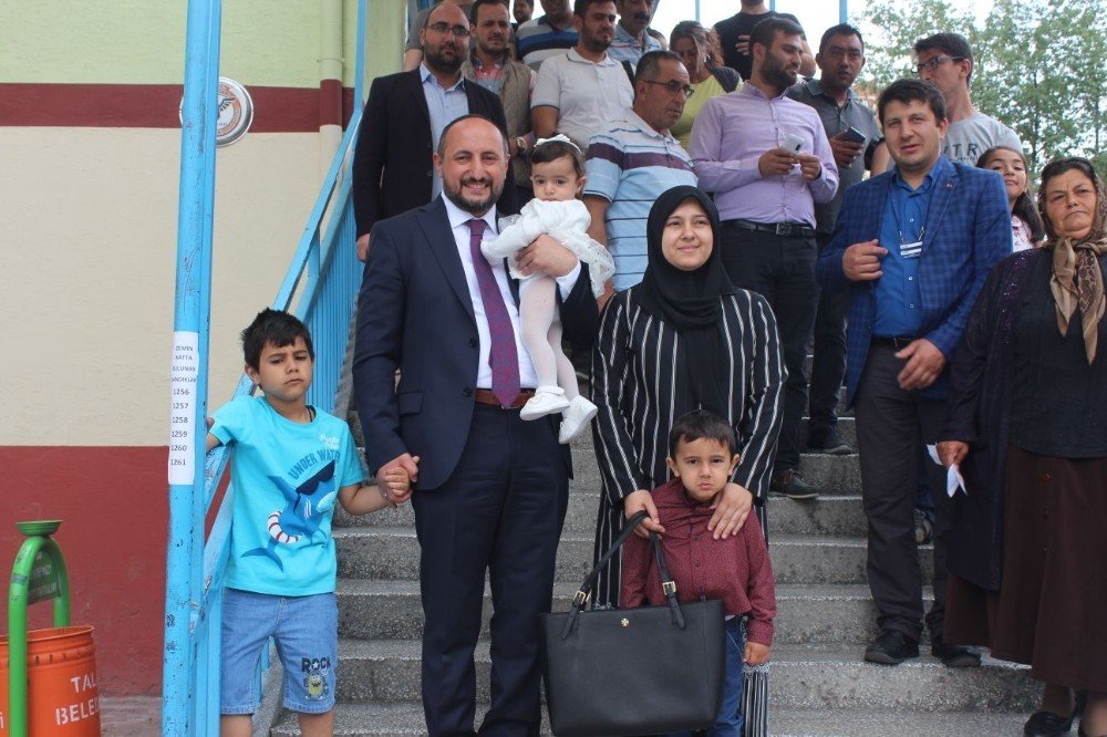 AK Parti Milletvekili adayı Karayel, oyunu ailesiyle birlikte kullandı